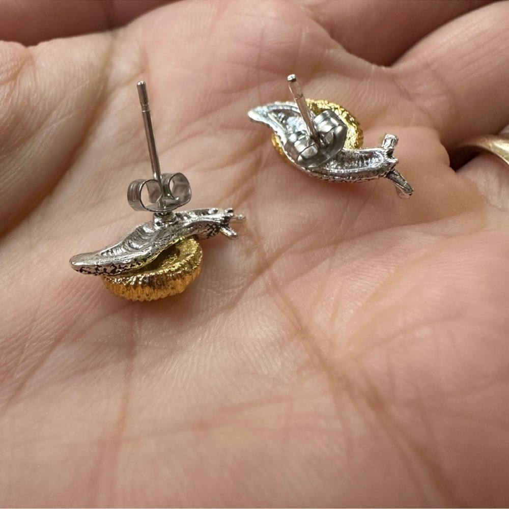Vintage Two Tone Snail Stud Earrings Insect Earrings 18k gold plated - Picture 3 of 3